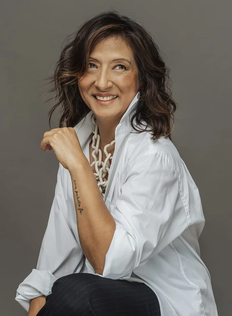 Retrato fotográfico de una mujer participante